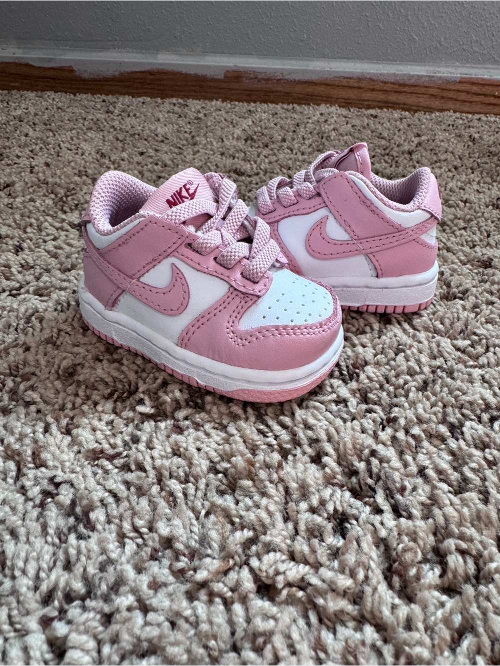 BRAND NEW W/O TAGS: Nike Pink and White Toddler Low-Top Sneakers